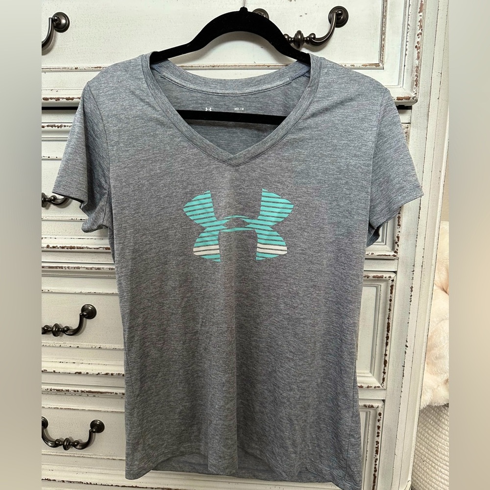 Women’s Under Armour Loose Fit HEATGEAR v-neck tee (Medium)